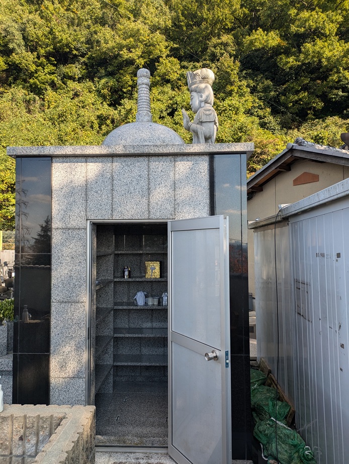 野崎霊園 合掌供養塔 内部