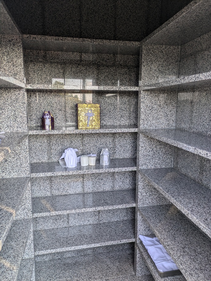 野崎霊園 合掌供養塔 内部